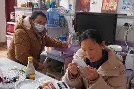 双黄连口服液抢光了，家里库存的清热解毒口服液，到底要不要喝呢视频封面