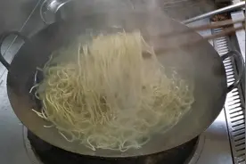 怎样炒出好吃的面？前期煮面也很关键，摆摊老板教你怎么煮视频封面