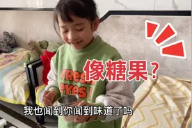7岁女孩说医生开的退烧药丸像糖果一样，妈妈夸奖她自己把药吃了