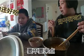 公婆一大家去拜年，新疆小青却带3个孩子吃泡面，回来不会挨骂吧