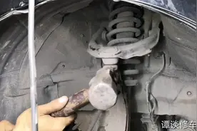 汽车过颠簸路有异响，检查发现这个有问题赶紧换，严重的会脱出来视频封面