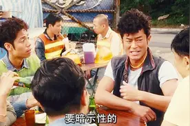工地男模看上美女摄影师，送礼物都这么有“讲究”，凭实力单身啊视频封面