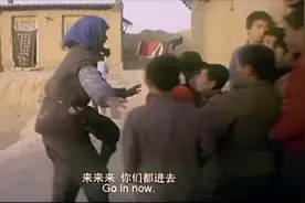 老师给学生们上课，谁料直接吐了起来，可把孩子们担心坏了视频封面