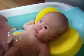 小婴儿洗澡哭闹 宝妈一招秒变贵妃躺 小表情萌萌哒视频封面