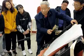 泰山学者袁明英，把石碑带到大学课堂，传授拓片制作技艺！视频封面