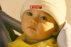 这宝宝简直太好看了，眼睛真是太大了，这谁能扛得住啊！