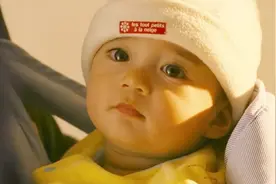 这宝宝简直太好看了，眼睛真是太大了，这谁能扛得住啊！