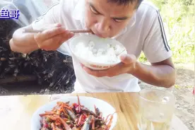 半斤干鱼仔，加上酸胡萝卜，大火爆炒，胃口大开，一大碗都不够吃