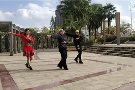 婆婆带两个媳妇跳舞，气氛很融洽，打破传统婆媳关系不好之传说视频封面