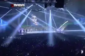 《江南Style》鸟叔&泫雅，2015MAMA香港现场，太火爆视频封面