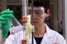 长沙少年国际奥赛摘金 ：40℃的高温做五个小时的实验视频封面