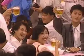 老影像：山东青岛啤酒节，欢乐热烈的气氛，大家开怀畅饮（1992）视频封面