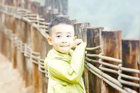 陈小春儿子整容式长大，颜值远超老爸幼年，应采儿基因真是太好了视频封面