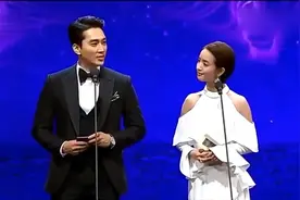 宋承宪和林依晨同台颁奖，林依晨秀一嘴流利的韩文惊艳全场视频封面