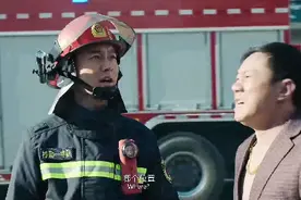 饭店着火，窗户玻璃被砸开的一瞬间发生大爆炸💥视频封面