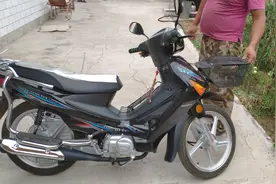 小伙花两千多元收了一辆弯梁摩托车，表面说亏心里却乐坏了视频封面