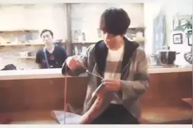 陈情令博君一肖战边哼歌边织毛衣！还有什么是gg你不会的撒？视频封面