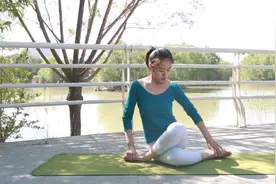 骨盆前倾脊柱侧弯？一个小动作每天3次，纠正骨盆让身姿更美！