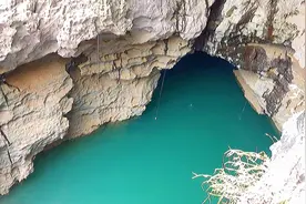 广西深山一可怕的深潭，有专家在水潭底部发现了罕见的淡水母