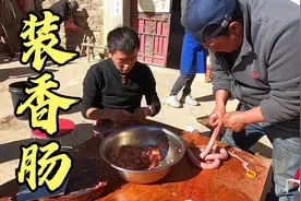 藏区农村装香肠，矿泉水瓶都能当工具，装出来的香肠色香味俱全视频封面