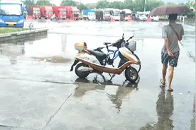 今天下雨 剧组停拍 广场中间是拍摄剧组的车 我们也培训完了视频封面