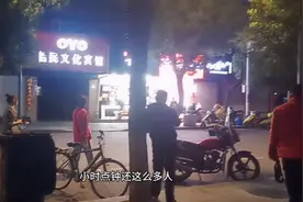 九江武宁县最繁华的文化广场女人街，晚上热闹非凡，复工成效显著