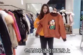 立领橘色卫衣搭配牛仔老爹裤，时尚青春活力满满，关键显瘦遮肉