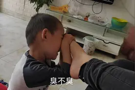 4岁小暖男给妈妈按摩脚，不嫌脚臭，妈妈撒娇让娃多按一会儿😜视频封面