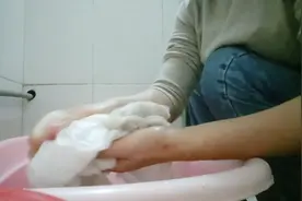 宝妈今天又洗衣服啦！说又快又干净，原来用手洗衣服，省水省电。视频封面