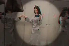 北漂妹子体验一级孤独，一个人逛街，穿上亮片礼服忍不住想要跳舞