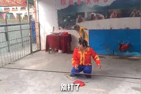 北京6环动物园的猴子，对着大爷猛打，游客吓坏了视频封面