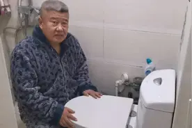 家里卫生间坐便器坐晃动，教大家三分钟修好视频封面