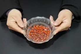 把花生放到水里泡上一晚，原来还有这个妙用，学到就是赚到