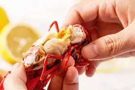 龙虾头里的虾黄到底能吃吗？多亏水产店老板告诫，快点叮嘱身边人
