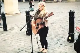 外国女生打赤脚街头卖艺，一首乡村民谣《Jolene》唱得情深意切