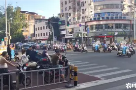 实拍：江西抚州交通严格管控，电动车闯红灯被抓，一律罚款扣车！视频封面