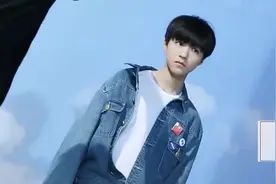 王俊凯王源千玺杂志花絮，带上眼镜的三兄弟，颜值已溢出屏幕视频封面