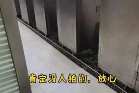 市场电工在维修，阴森森的，趁着没人拍一下市场厕所，简直……