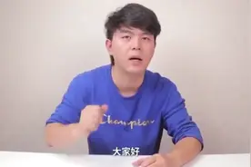 奇葩小伙把小龙虾放进爆米花机里爆，结果瞬间让小龙虾漫天飞舞视频封面