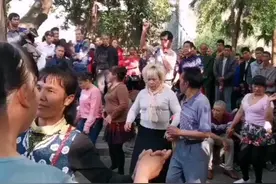 广西柳州：鱼峰山这位帅哥魅力四射，引金毛姐和众多美女伴舞