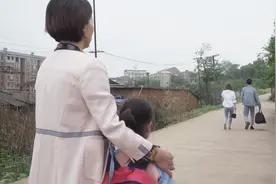 年轻夫妻外出打工，6岁女儿拿着奖状一路追去，十分不舍父母离开