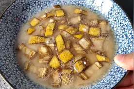 家里有蟑螂别用脚踩了，角落放一碗，蟑螂隔天就搬家，真是好方法