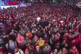 NBA总决赛G5勇士队杜兰特受伤时，猛龙队主场外观战的球迷反应视频封面