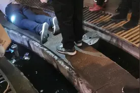 餐馆老板娘逛街遇小姐姐苹果X掉下水道，有人脱衣帮忙打捞真感人视频封面