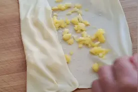 菠萝飞饼简单的家庭做法，多做这一步，面皮酥脆，酸甜可口！