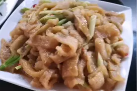 广西扣肉皮！小时候的最爱，看看厨师是如何做出来的？视频封面