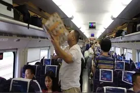 广告奇才！郎中在动车厕所里刻“专治某某病”小广告被行拘