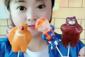 美女直播吃自制卡通糖果，挤上满满的奶油，吃起来真过瘾(1)