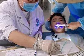 12岁儿子去医院矫正牙齿地包天，历经2个小时终于戴上了矫治器！视频封面