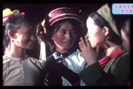 1980年北京2000名淳朴的少年儿童与人民子弟兵一起欢度八一建军节